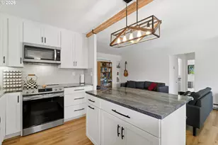 2021 SW Main St, Portland, OR 97205 - Photo 10