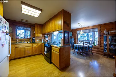 173 Park St, Glide, OR 97443 - Photo 10