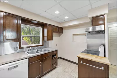 805 SE 139th Ave, Portland, OR 97233 - Photo 8
