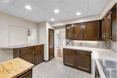 805 SE 139th Ave, Portland, OR 97233 - Photo 10