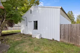 805 SE 139th Ave, Portland, OR 97233 - Photo 42