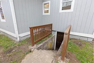 9828 SE Ellis St, Portland, OR 97266 - Photo 32