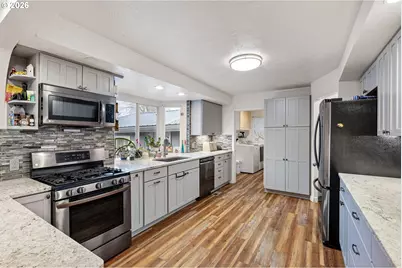 808 N 10th St, Cottage Grove, OR 97424 - Photo 8