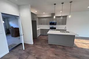 360 SE Shetterly Dr, Dallas, OR 97338 - Photo 4
