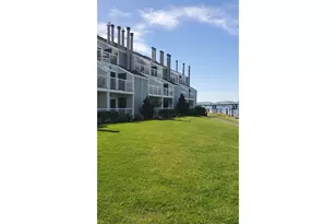 129 N Hayden Bay Dr, Portland, OR 97217 - Photo 2