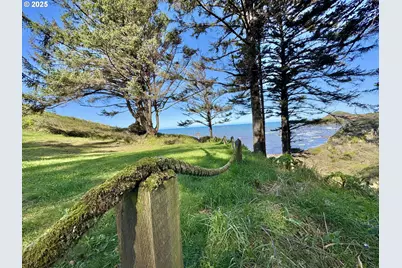 31640 Spruce Dr, Gold Beach, OR 97444 - Photo 42