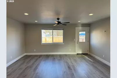 158 SE Mosher Ave, Roseburg, OR 97470 - Photo 10