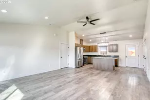 127 SW Nye Ave, Pendleton, OR 97801 - Photo 4