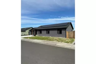 127 SW Nye Ave, Pendleton, OR 97801 - Photo 2