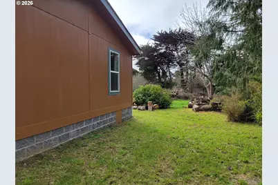 303 13th St SW, Bandon, OR 97411 - Photo 10