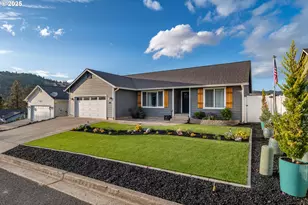 114 Umpqua View Dr, Roseburg, OR 97471 - Photo 2