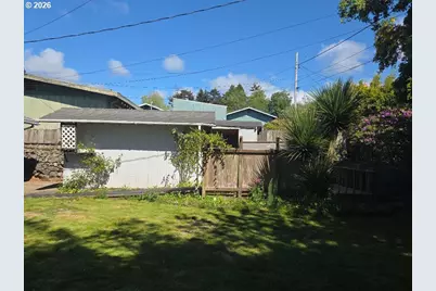1035 Pacific Ave, Coos Bay, OR 97420 - Photo 2