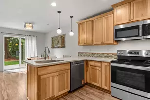 12516 SE Madison St, Portland, OR 97233 - Photo 10