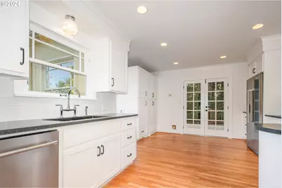 8922 SW Capitol Hwy, Portland, OR 97219 - Photo 14