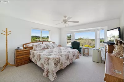 805 Lisa Pl, Coos Bay, OR 97420 - Photo 18