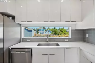 9025 NE Hoyt St, Portland, OR 97220 - Photo 12