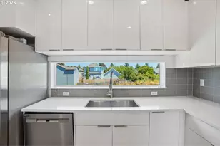 9025 NE Hoyt St, Portland, OR 97220 - Photo 12