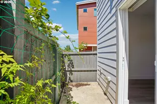 9025 NE Hoyt St, Portland, OR 97220 - Photo 30