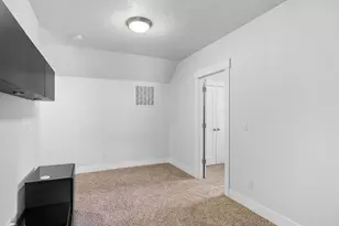 1018 SW Halsey St, Troutdale, OR 97060 - Photo 32