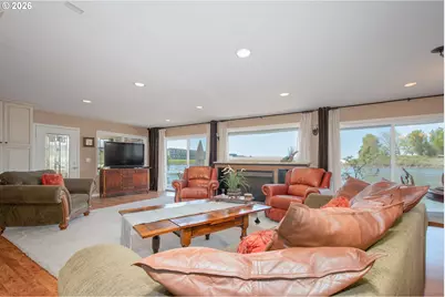 584 N Tomahawk Island Dr, Portland, OR 97217 - Photo 6