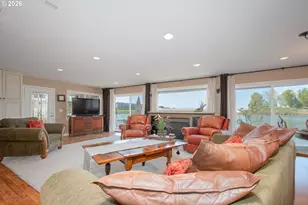 584 N Tomahawk Island Dr, Portland, OR 97217 - Photo 6