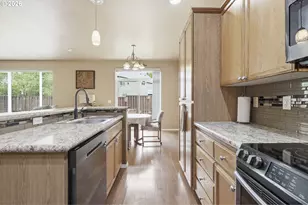 979 SE Roundelay St, Hillsboro, OR 97123 - Photo 8