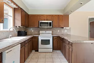 13717 SE Mill St, Portland, OR 97233 - Photo 12