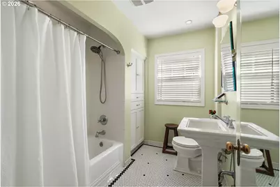 608 NE Floral Pl, Portland, OR 97232 - Photo 18
