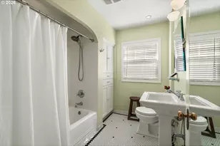 608 NE Floral Pl, Portland, OR 97232 - Photo 18