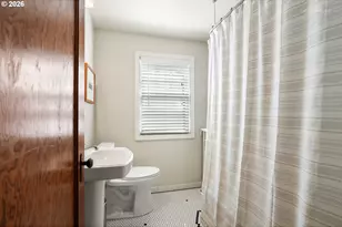 608 NE Floral Pl, Portland, OR 97232 - Photo 22