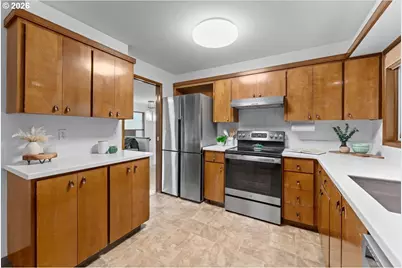 9042 SW Monterey Pl, Portland, OR 97225 - Photo 14