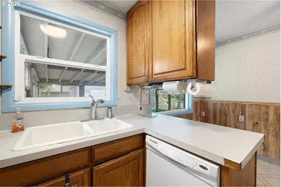 13056 SE Center St, Portland, OR 97236 - Photo 10