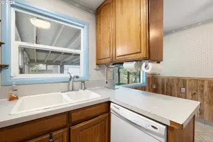 13056 SE Center St, Portland, OR 97236 - Photo 10