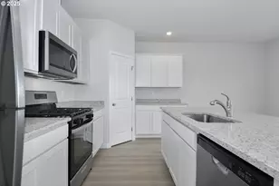 1393 Owl Ave, Woodburn, OR 97071 - Photo 8