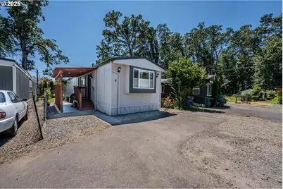 1065 Pacific Hwy #4, Woodburn, OR 97071 - Photo 2