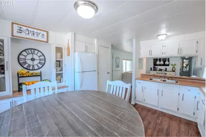 1065 Pacific Hwy #4, Woodburn, OR 97071 - Photo 16