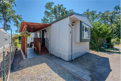 1065 Pacific Hwy #4, Woodburn, OR 97071 - Photo 1