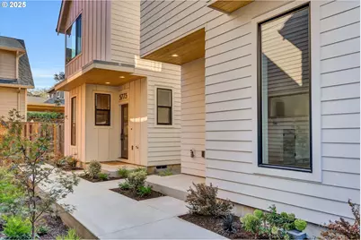 5761 S Kelly Ave, Portland, OR 97239 - Photo 2