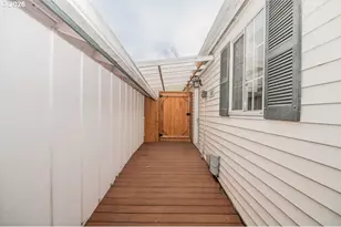 898 Lochaven Ave, Springfield, OR 97477 - Photo 34