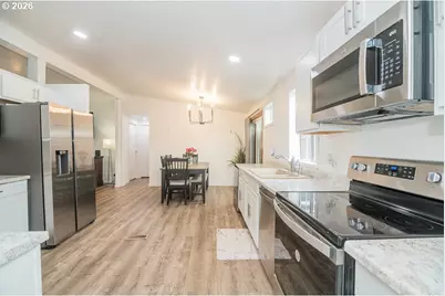 898 Lochaven Ave, Springfield, OR 97477 - Photo 8