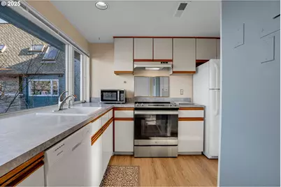 194 N Hayden Bay Dr, Portland, OR 97217 - Photo 12