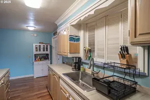 663 NE Knoll Ave, Roseburg, OR 97470 - Photo 14