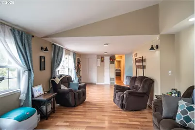 663 NE Knoll Ave, Roseburg, OR 97470 - Photo 6