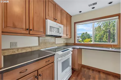 7577 N Edgewater Ave, Portland, OR 97203 - Photo 14