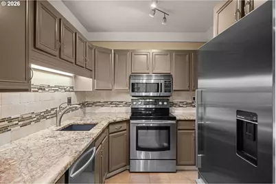 2021 SW Main St #11, Portland, OR 97205 - Photo 10
