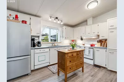 1636 NW Madrona Ct, McMinnville, OR 97128 - Photo 10