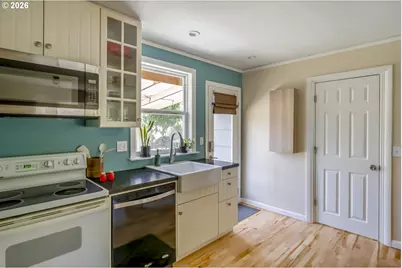 10625 NE Tillamook St, Portland, OR 97220 - Photo 12