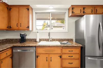1090 E 28th Ave, Eugene, OR 97405 - Photo 8