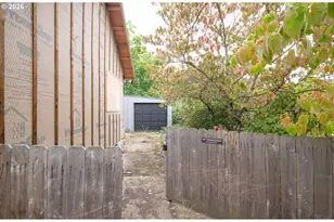 10422 SE Ellis St, Portland, OR 97266 - Photo 12