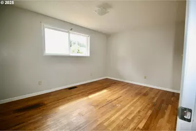 1332 Thompson Rd, Woodburn, OR 97071 - Photo 8